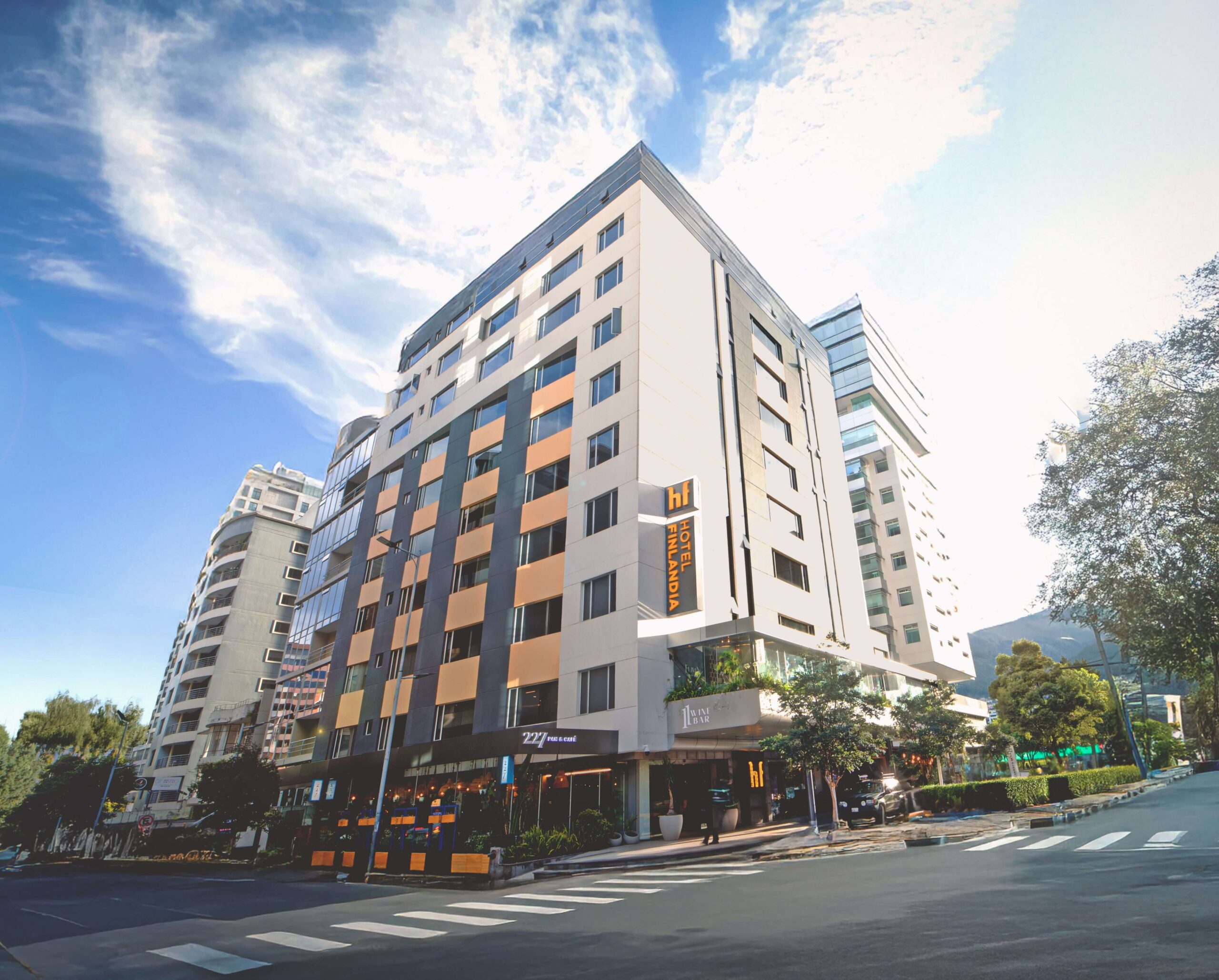Fachada de Hotel Finlandia en Quito